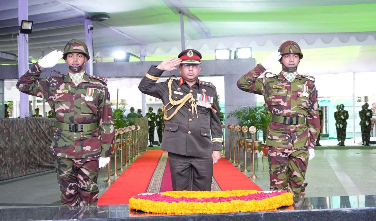 সেনাবাহিনী প্রধানের বঙ্গবন্ধুর প্রতিকৃতিতে শ্রদ্ধা নিবেদন