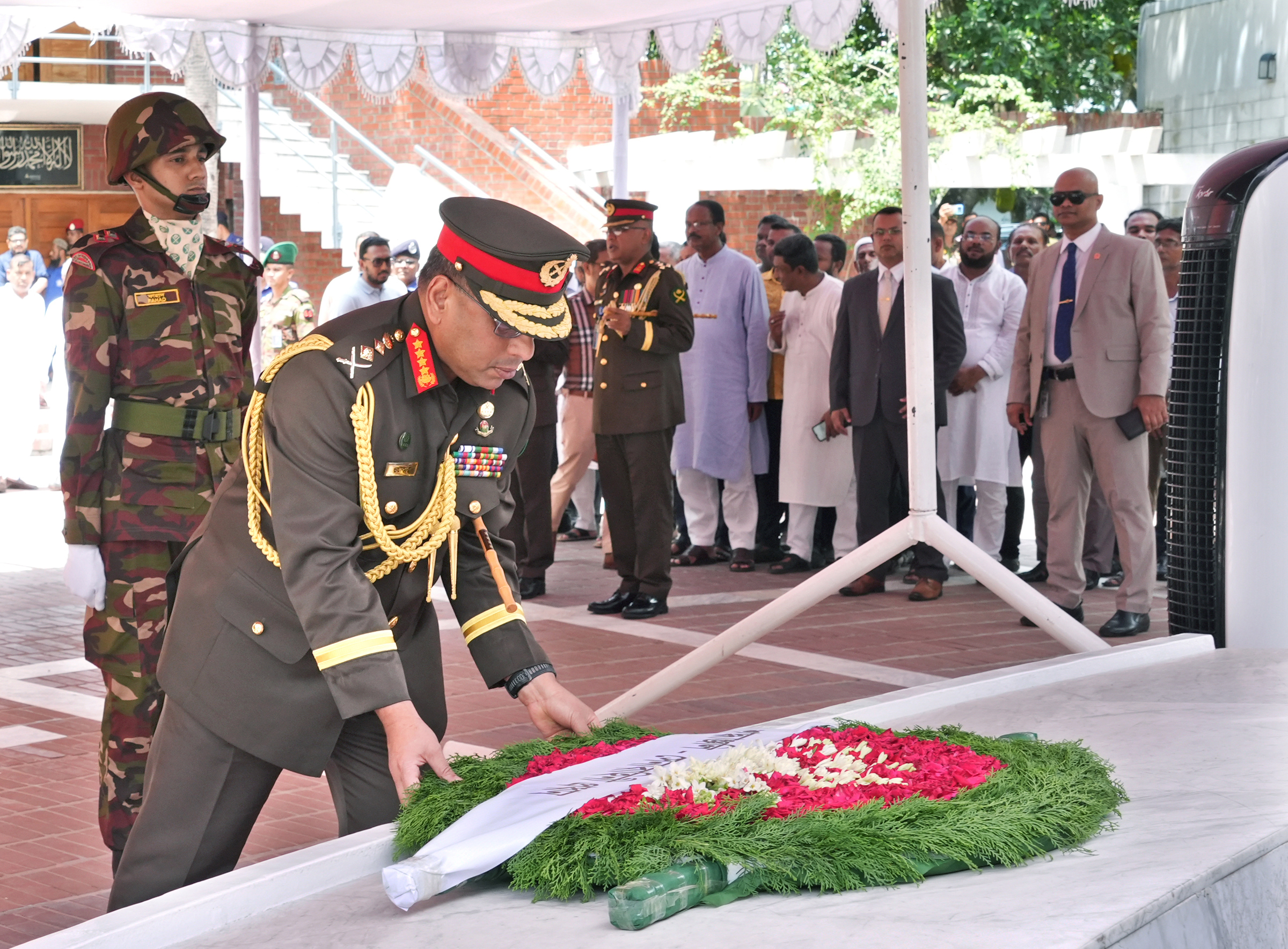 জাতির পিতার সমাধিতে সেনাবাহিনী প্রধানের পুষ্পস্তবক অর্পণ 