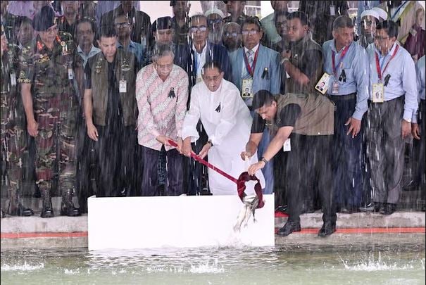 বঙ্গভবনের পুকুরে মাছের পোনা অবমুক্ত করলেন রাষ্ট্রপতি