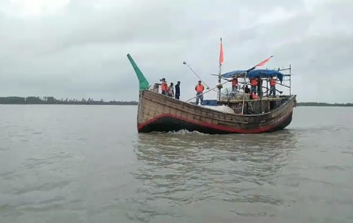 ভোলার চরফ্যাশনে মেঘনা নদীতে ট্রলার ডুবি : ৫ জেলে উদ্ধার, নিখোঁজ ৮