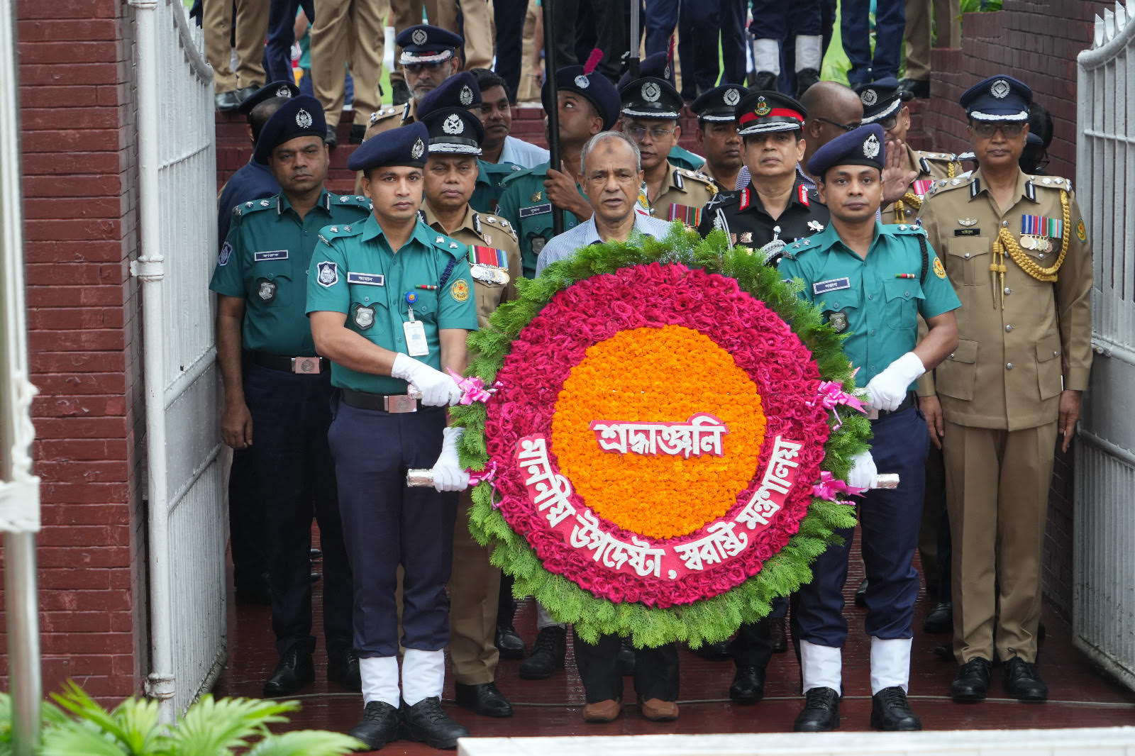 রাজারবাগ পুলিশ স্মৃতিস্তম্ভে স্বরাষ্ট্র উপদেষ্টার শ্রদ্ধা