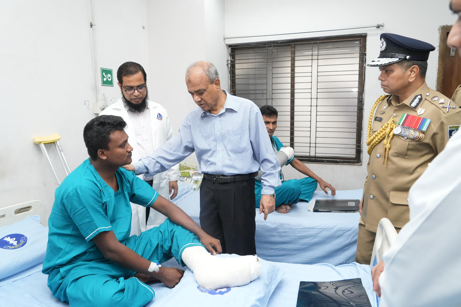 আহত পুলিশ সদস্যদের দেখতে পুলিশ হাসপাতালে স্বরাষ্ট্র উপদেষ্টা