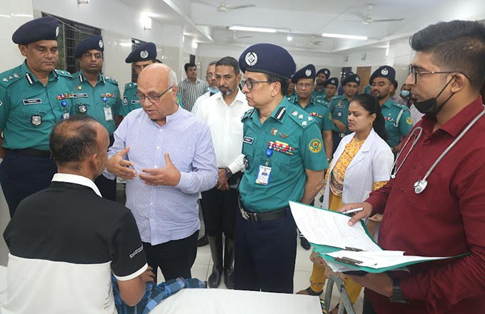 ছাত্র আন্দোলনে আহত ও নিহতদের পরিবারের পুনর্বাসন বিষয়ে সরকারের পরিকল্পনা রয়েছে : চমেক ও পুলিশ হাসপাতালে ফারুক-ই-আজম