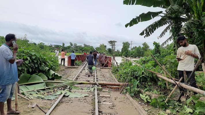 হবিগঞ্জে বন্যা: সিলেট অঞ্চলের সঙ্গে সারাদেশের রেল যোগাযোগ বন্ধ