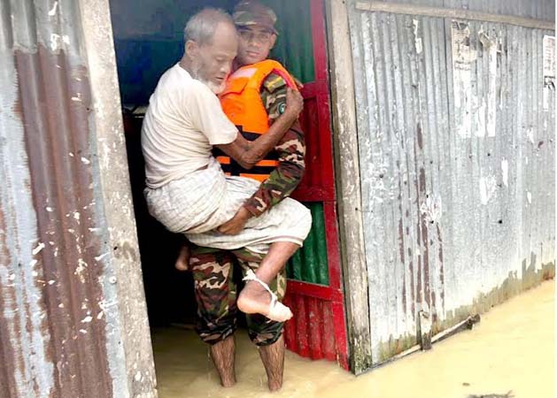 দেশের ৬ জেলায় বন্যার্তদের উদ্ধারে সেনা মোতায়েন