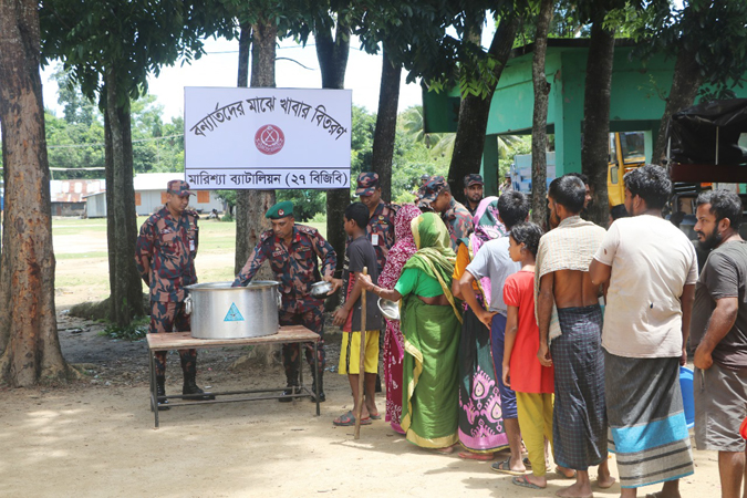 বাঘাইছড়িতে বন্যায় ক্ষতিগ্রস্তদের মাঝে বিজিবির খাবার বিতরণ ও চিকিৎসা সেবা প্রদান