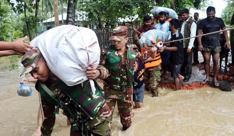 বন্যার্তদের উদ্ধারে ৬ জেলায় কাজ করছে সশস্ত্র বাহিনী