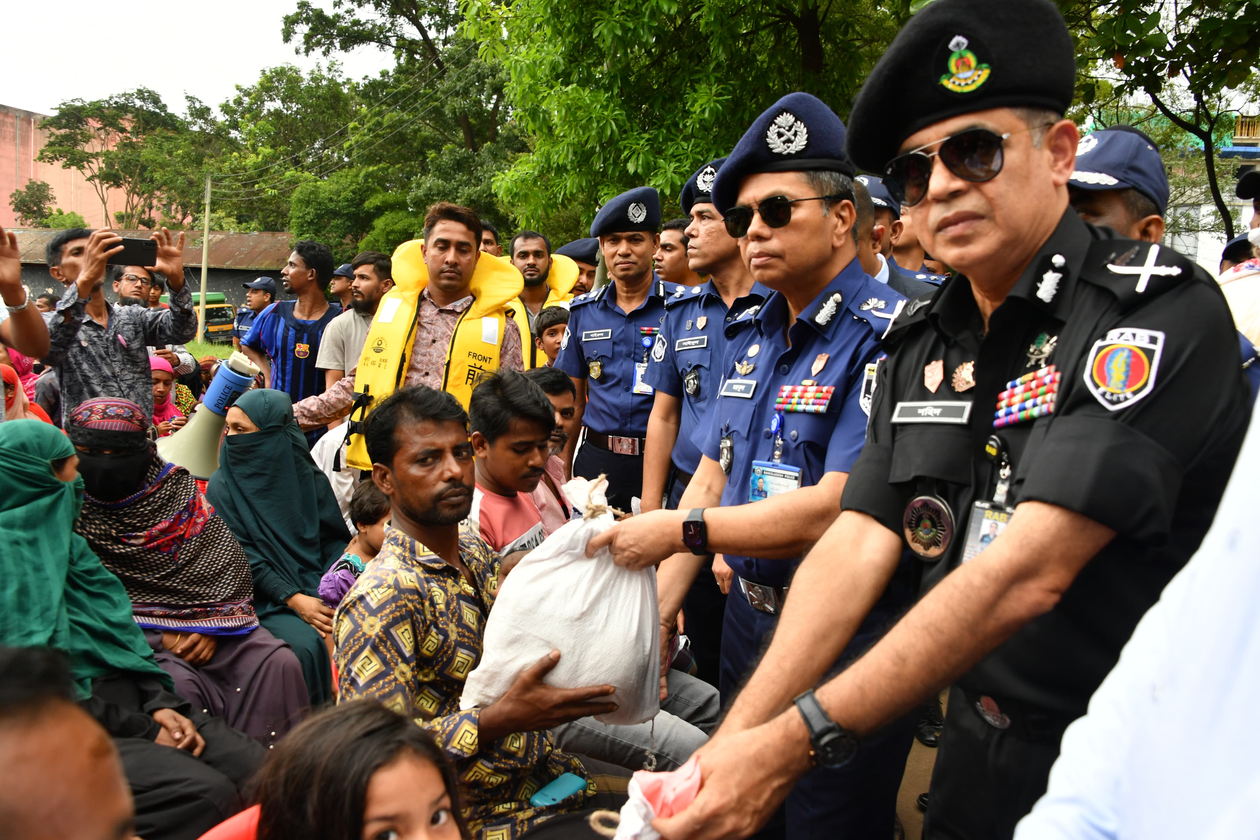 বন্যাকবলিত এলাকায় ত্রাণ বিতরণ করলেন আইজিপি 