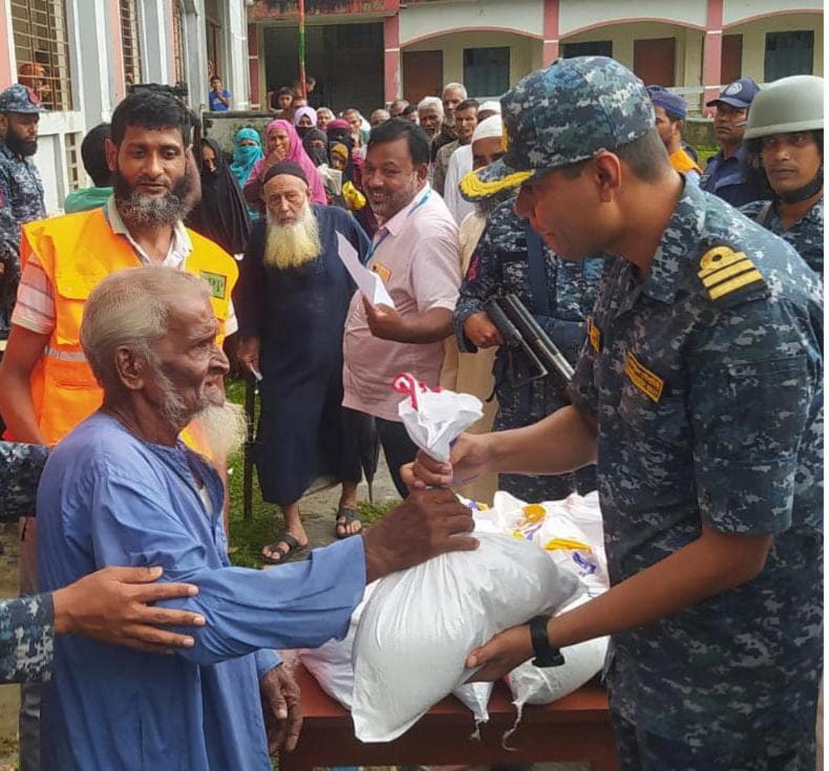 বন্যার্তদের উদ্ধার, চিকিৎসা সেবা ও ত্রাণ বিতরণ কার্যক্রমে সশস্ত্র বাহিনী