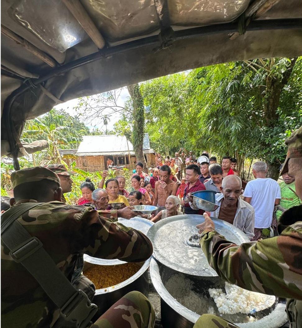 বন্যার্তদের উদ্ধার ও ত্রাণ বিতরণ কার্যক্রমে সেনাবাহিনী