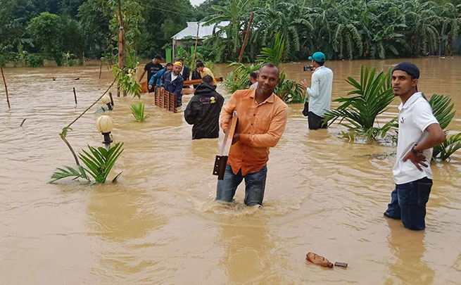 কুমিল্লায় নৌযানের অপ্রতুলতায় বন্যার্তদের  ত্রাণ পৌঁছাতে সমস্যা: শিশুখাদ্যের সংকট