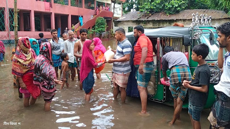 লক্ষ্মীপুরে বন্যা পরিস্থিতি অবনতি ৭ লাখ ২৩ হাজার মানুষ পানি বন্দি