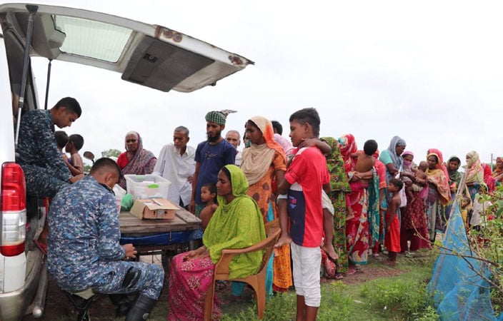 বন্যা কবলিত এলাকায় নৌবাহিনী চিকিৎসা সেবা দিচ্ছে