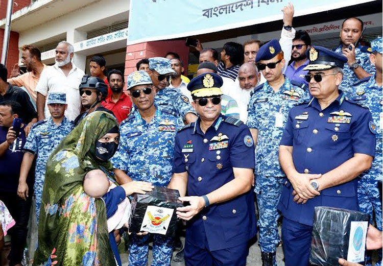 বন্যাদুর্গত এলাকা ফেনীর দুর্গাপুর পরিদর্শন করেছেন বিমান বাহিনী প্রধান হাসান মাহমুদ খাঁন