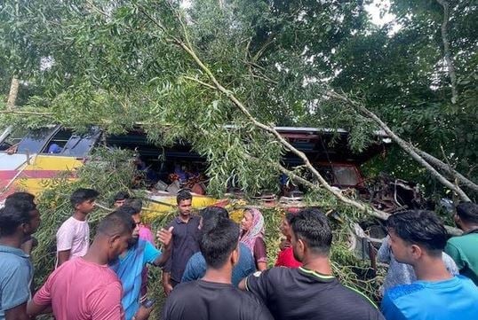 গোপালগঞ্জে বাস-ট্রাকের মুখোমুখি সংঘর্ষে নিহতের সংখ্যা বেড়ে দাঁড়িয়েছে ৬