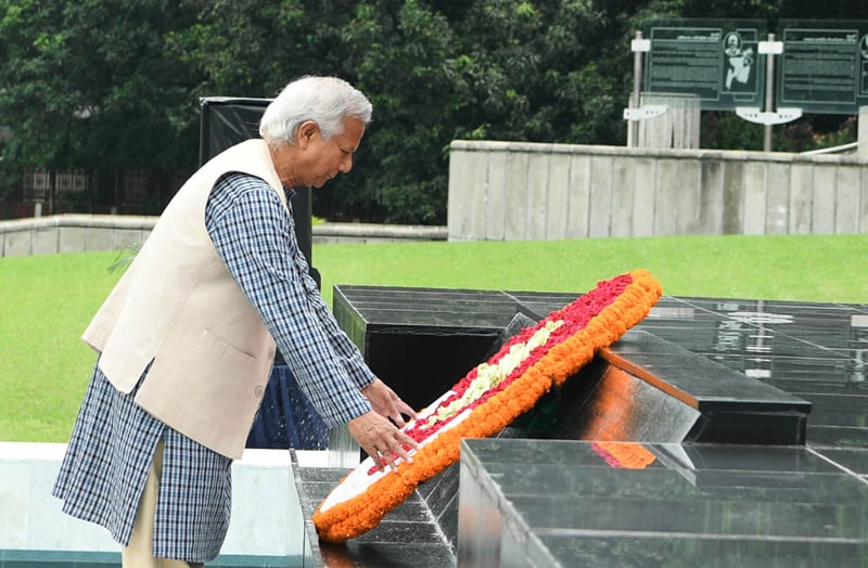 শিখা অনির্বাণে প্রধান উপদেষ্টার শ্রদ্ধা নিবেদন