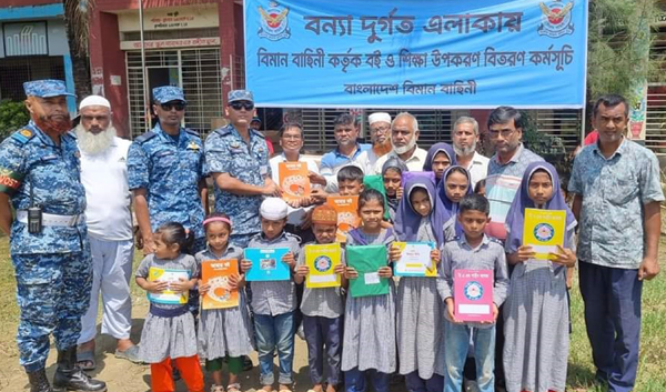 ফেনীতে বন্যাকবলিতদের মাঝে বিমান বাহিনী পাঠ্যপুস্তক ও পানির পাম্প বিতরণ 