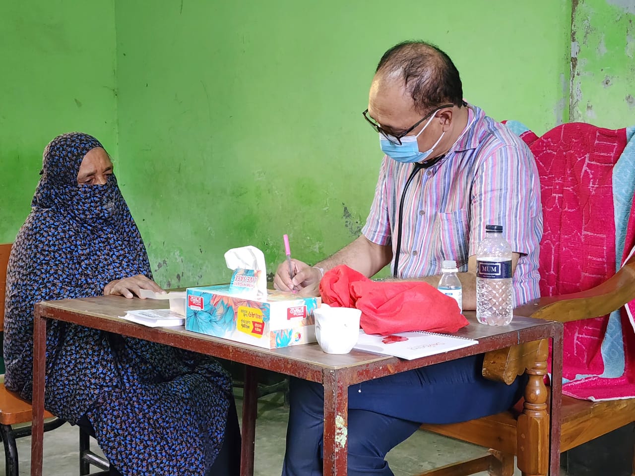 নোয়াখালীতে এক হাজার বন্যা কবলিত মানুষ পেল বিনামূল্যে স্বাস্থ্যসেবা