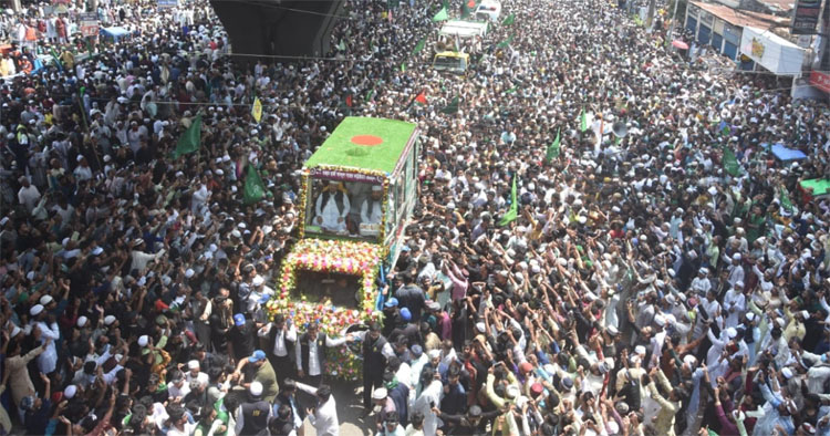 চট্টগ্রামে ঈদে মিলাদুন্নবী’র শোভাযাত্রায় জনস্রোত, মাজার ভাঙার প্রতিবাদ