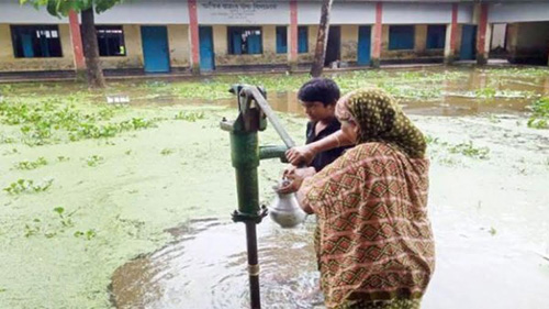 কুমিল্লায় বন্যার পানি কমছে: সংকট দেখা দিয়েছে বিশুব্ধ পানির