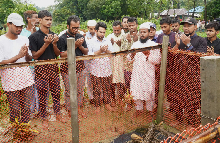 শহিদ শ্রাবণের কবর জিয়ারত করলেন নাহিদ ইসলাম