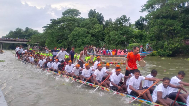 গোপালগঞ্জের কাশিয়ানীতে নৌকা বাইচ প্রতিযোগিতা অনুষ্ঠিত