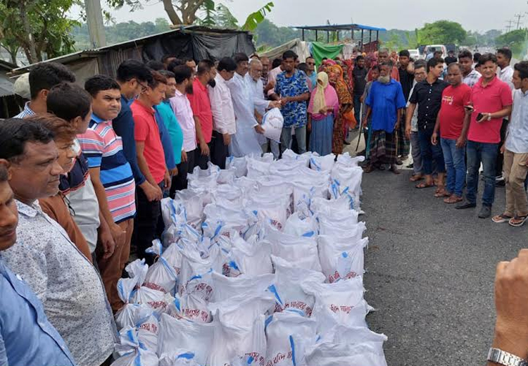 যশোরে জলাবদ্ধ এলাকায় জেলা বিএনপি’র ত্রাণ বিতরণ