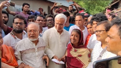 হাকিমপুরে শহিদ সূর্য ও নাঈমের পরিবারকে ডাঃ জাহিদের আর্থিক সহায়তা প্রদান