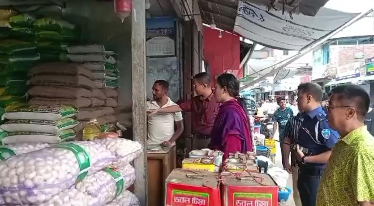 খাগড়াছড়ি জেলা প্রশাসন বাজার মনিটরিং কার্যক্রম পরিচালনা করছে