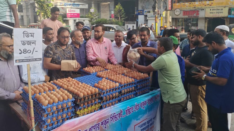 চট্টগ্রামে সাড়া ফেলেছে ১১ যুবকের ন্যায্য মূল্যের ডিম ও কৃষি পণ্য বিক্রি