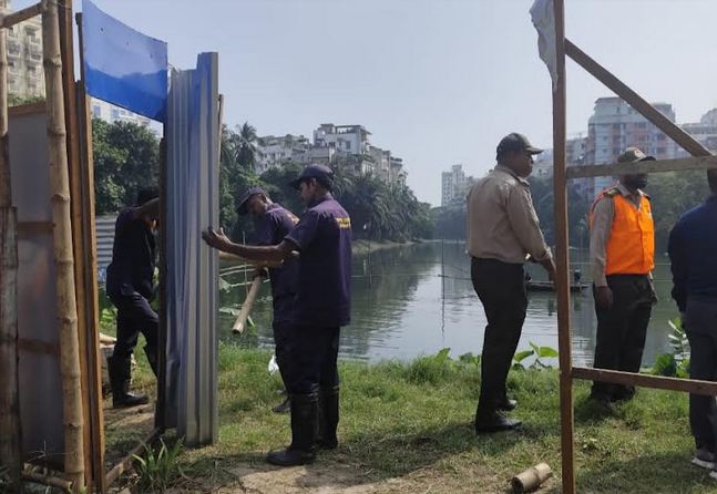 পরিবেশ উপদেষ্টার নির্দেশে যৌথ অভিযান : গুলশান লেকে অবৈধ স্থাপনা উচ্ছেদ