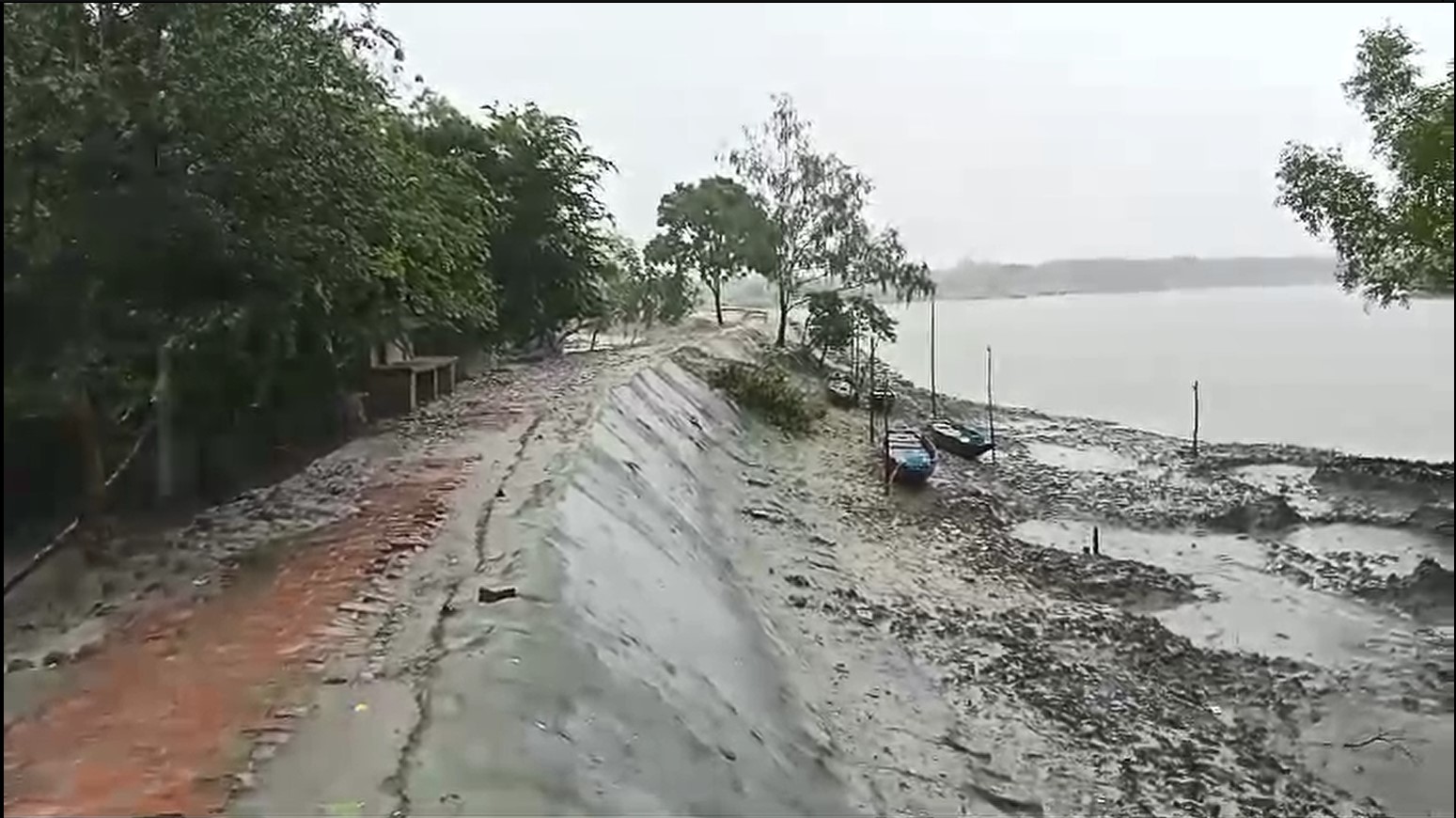 ঘূর্ণিঝড় ‘দানা’র প্রভাবে সাতক্ষীরার উপকূলীয় এলাকায় হালকা ও মাঝারি বৃষ্টিপাত হচ্ছে