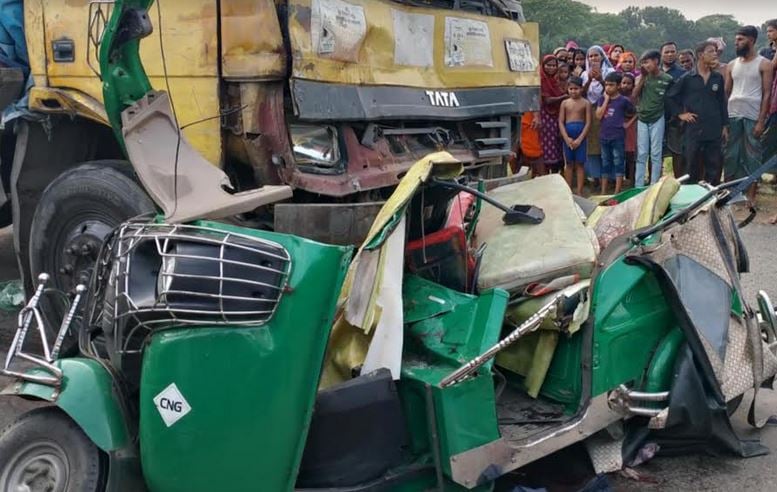 নরসিংদীর শিবপুরে ট্রাক-সিএনজির মুখোমুখি সংঘর্ষে নিহত ৬