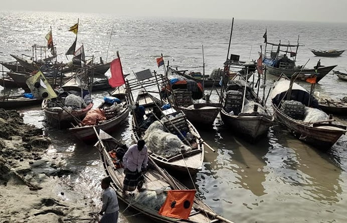 রোববার রাত থেকে নদী-সাগরে নামবেন জেলেরা