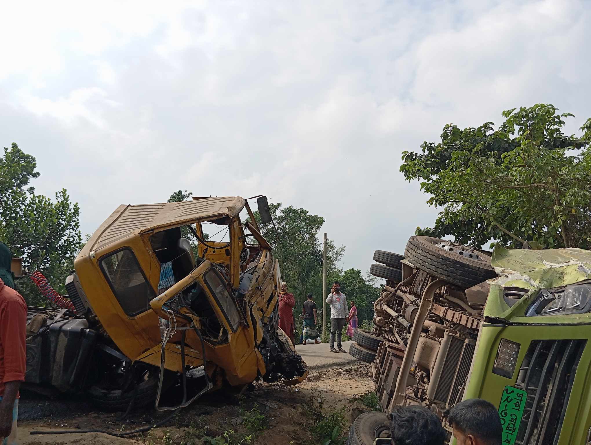 দেবীদ্বারে সড়ক দুর্ঘটনায় আহত-৩০, যান চলাচল বন্ধ