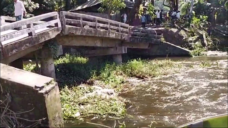 লক্ষীপুরের রহমতখালী খালের ব্রীজ ভেঙ্গে যোগাযোগ বিচ্ছিন্ন