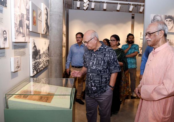 মুক্তিযুদ্ধ জাদুঘর পরিদর্শন করলেন উপদেষ্টা ফারুক ই আজম