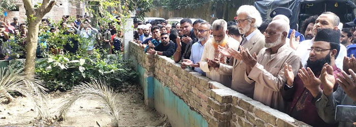 শহিদ আবদুল্লাহর কবর জিয়ারত করলেন উপদেষ্টা হাসান আরিফ