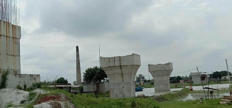 বেতকা-তেঘড়িয়া সড়কে মোল্লার হাট সেতুর নির্মাণ ৬ বছরেও শেষ হয়নি