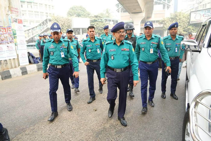 নিরাপত্তা ব্যবস্থা পরিদর্শন করলেন ডিএমপি কমিশনার