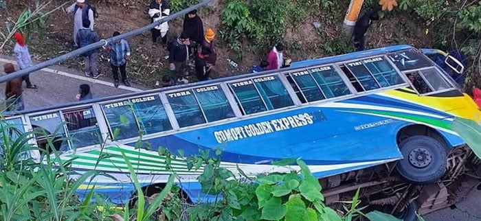 খাগড়াছড়িতে পর্যটকবাহী বাস উল্টে আহত ২০