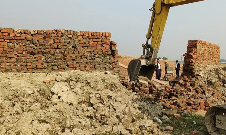 স্কুলের পাশে গড়ে ওঠা অবৈধ ইটভাটা গুঁড়িয়ে দিয়েছে পরিবেশ অধিদপ্তর