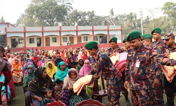 কুড়িগ্রামে শীতার্ত মানুষের মাঝে বিজিবির কম্বল বিতরণ