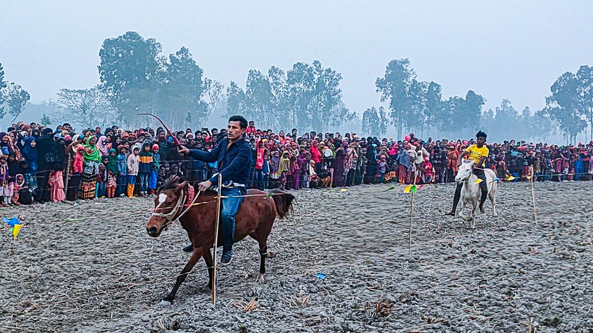 রংপুরে হয়ে গেল ঘোড় দৌড় প্রতিযোগিতা