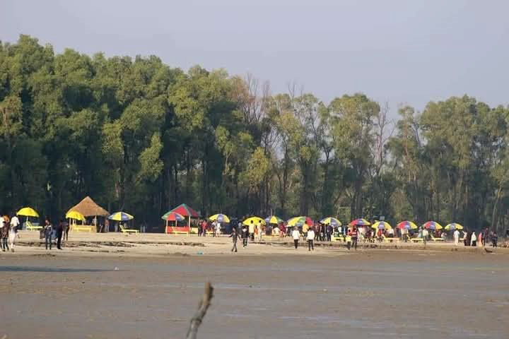 মনপুরায় সাগরকন্যা হাওয়াই সি- বিচে পর্যটকদের আগ্রহ বাড়ছে