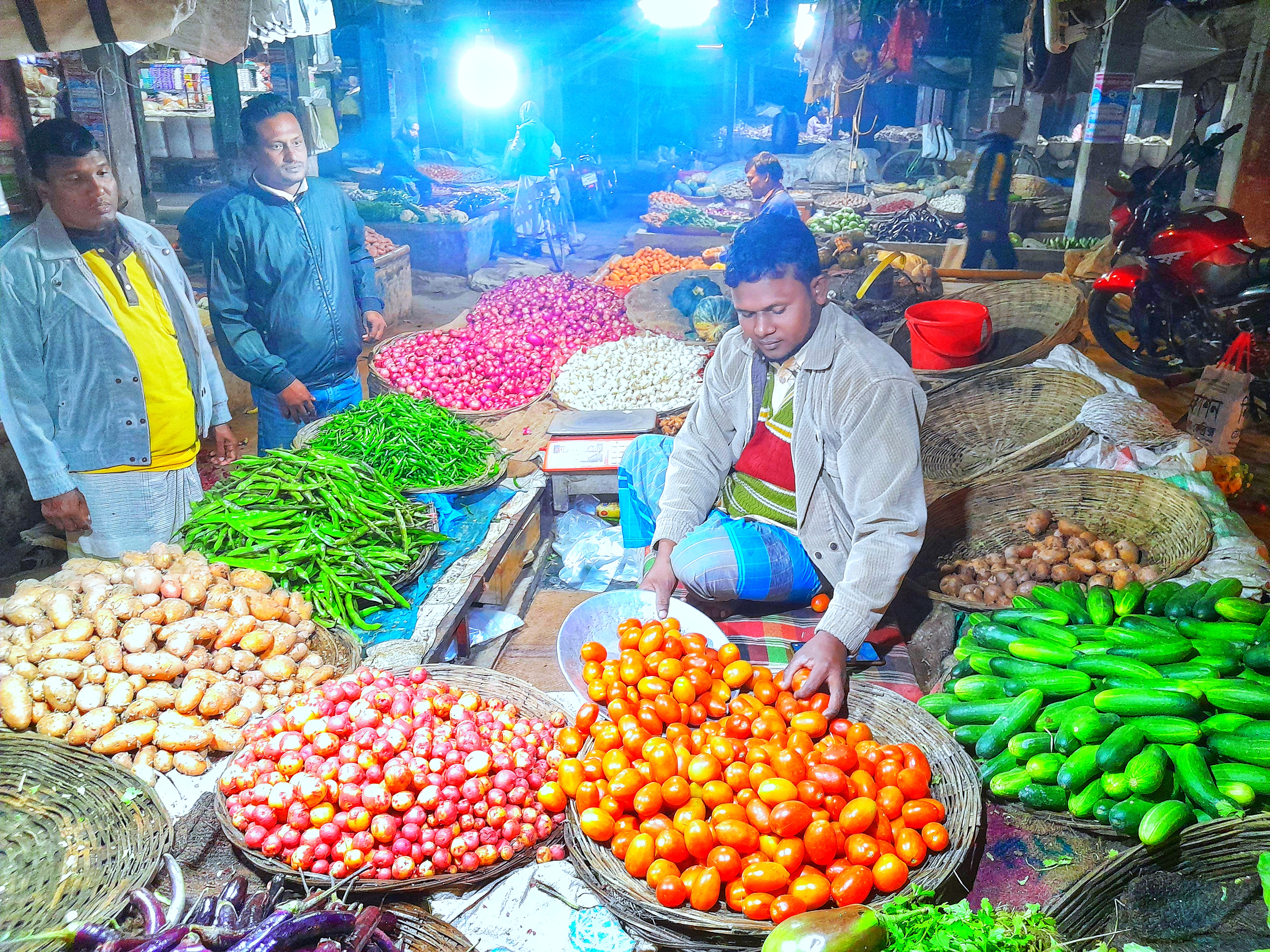 লালমনিরহাটে সরবরাহ বাড়ায় কমেছে সবজির দাম