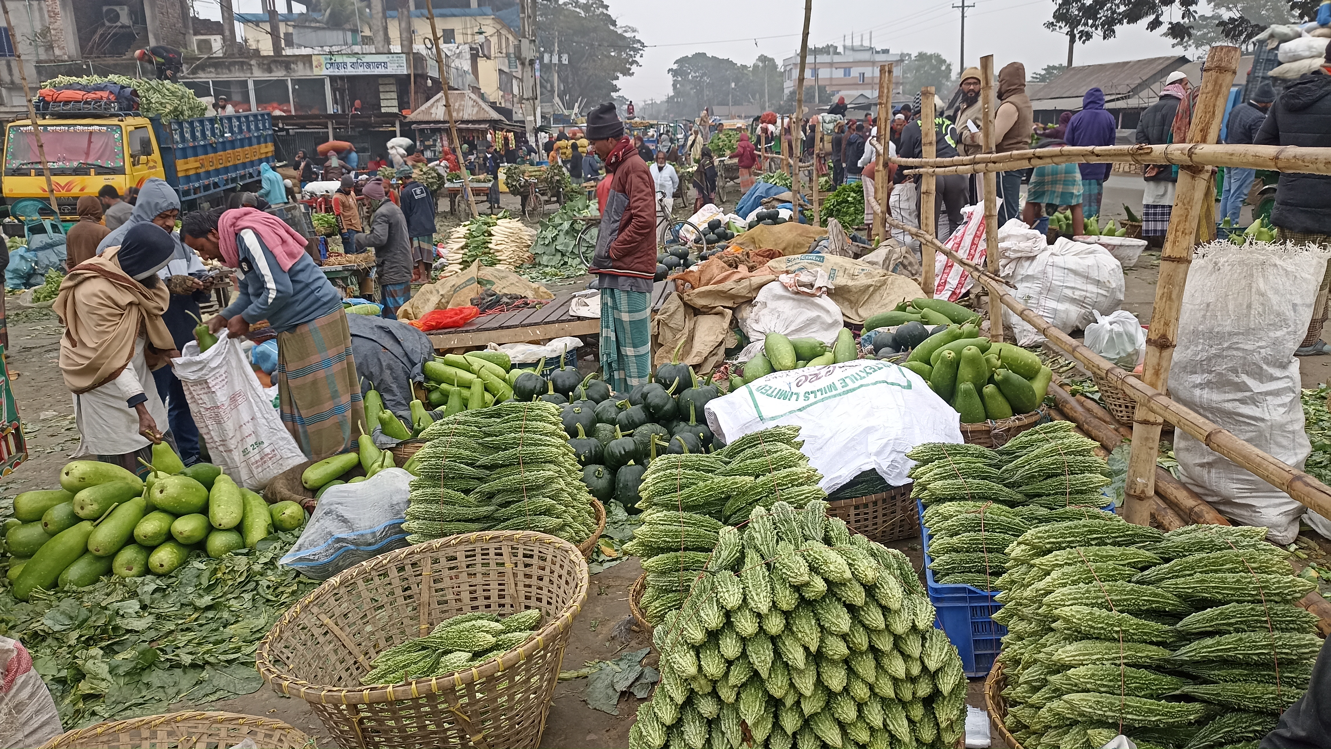 কুমিল্লায় সবজির দাম কমায় স্বস্তিতে নিম্ন আয়ের মানুষ 