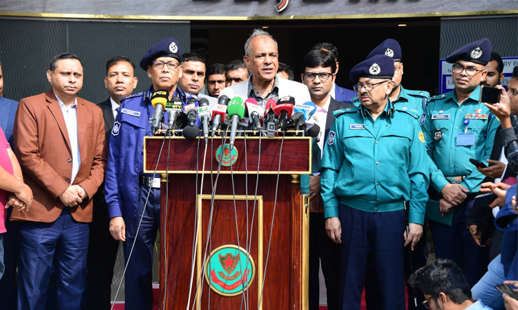 অপরাধীদের আইনের আওতায় আনতে হবে: স্বরাষ্ট্র উপদেষ্টা