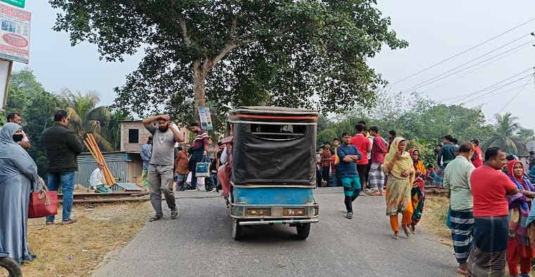 ফরিদপুরে ট্রেন-মাইক্রোবাস সংঘর্ষে পাঁচজন নিহত