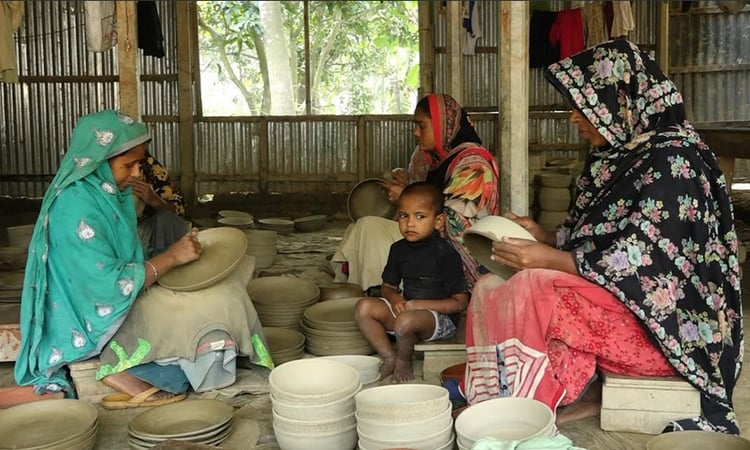 কুষ্টিয়ার মাটির তৈরি হাঁড়ি-পাতিল দেশের চাহিদা মিটিয়ে যাচ্ছে বিদেশে